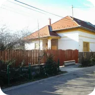 Családi házak