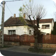 Családi házak