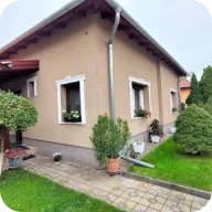 Családi házak